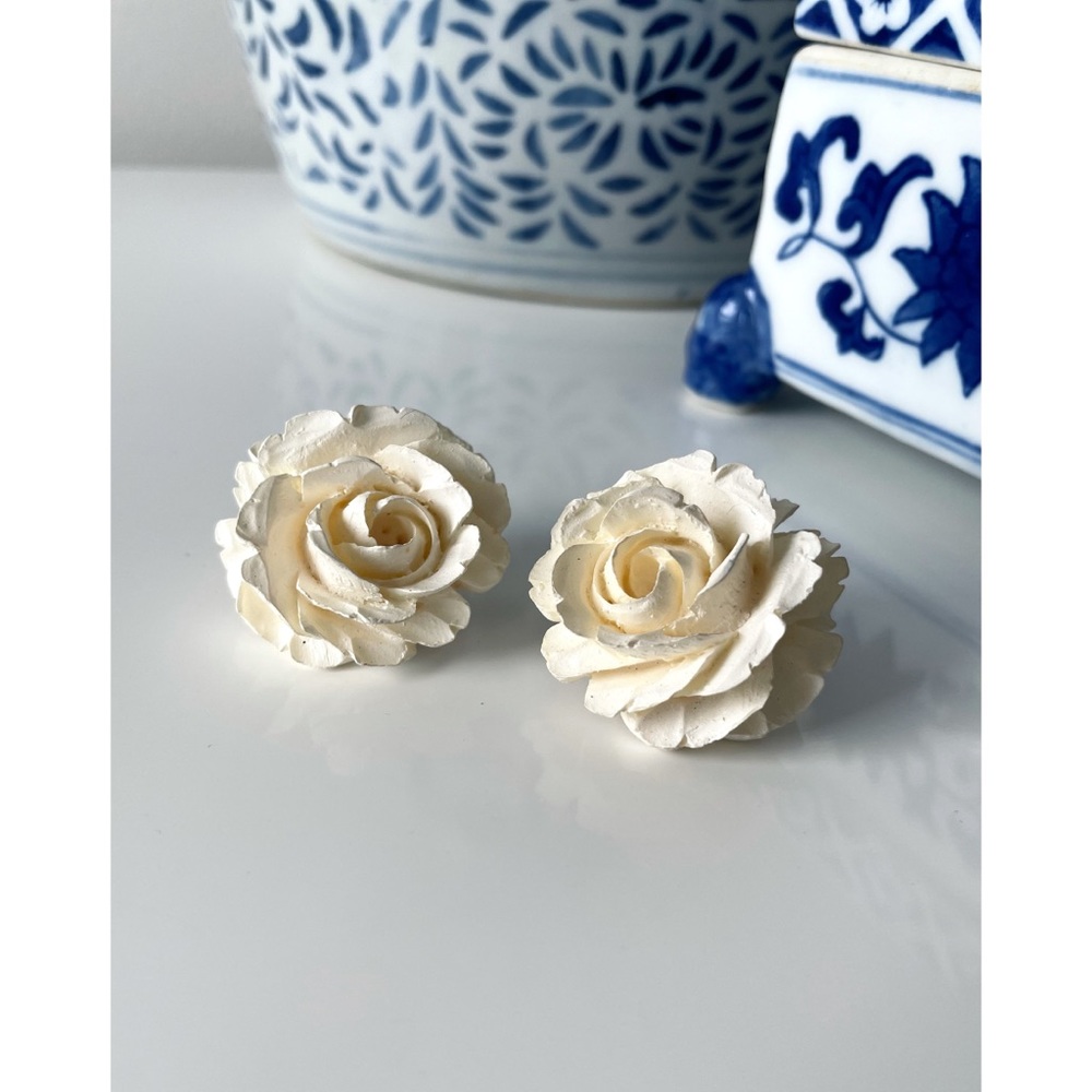 Vintage 🌹 Ivory Intricate Flower Clip on Earrings